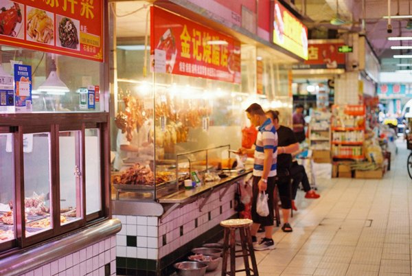 Impact des réseaux sociaux sur la visibilité des restaurants de charme : Stratégies et avantages